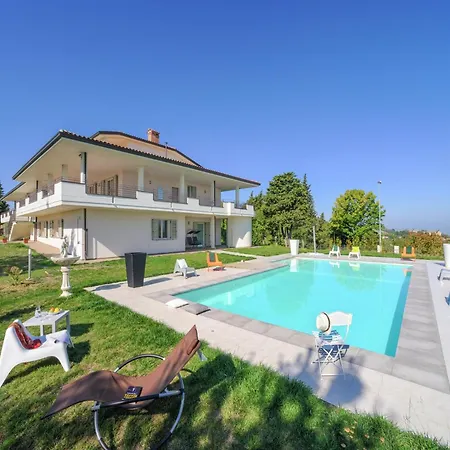 Villa Spacious With Pool