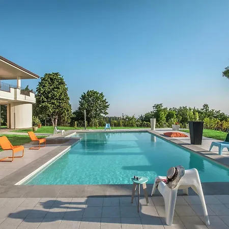 Spacious With Pool 别墅 塔武利亚