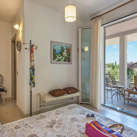 Spacious With Pool Tavullia