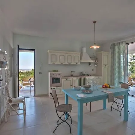 Spacious With Pool 塔武利亚