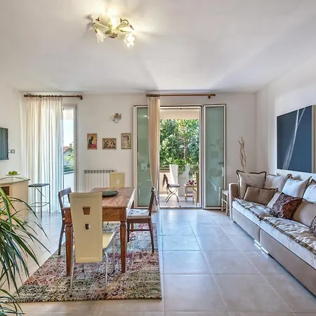 Vila Spacious With Pool Tavullia