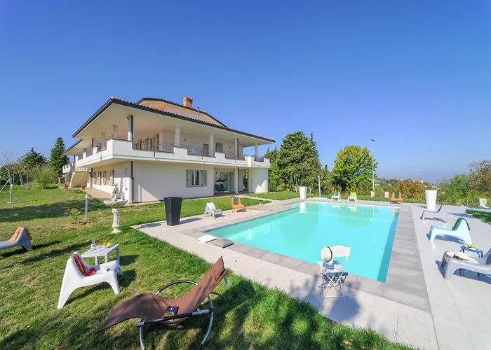 Villa Spacious With Pool