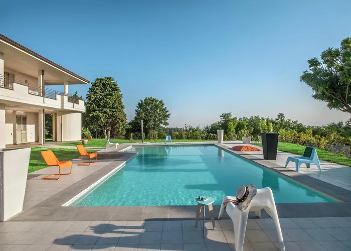 Spacious With Pool Villa Tavullia