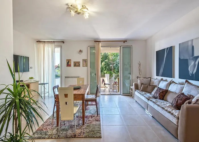 Villa Spacious With Pool Tavullia